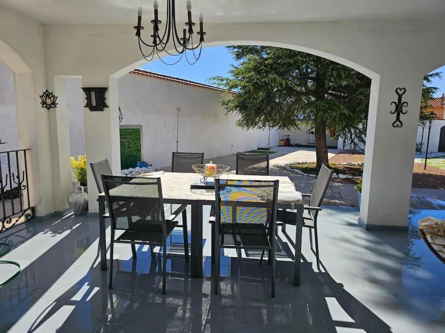La Casa Del Arbol Villa Fuentiduena de Tajo Eksteriør bilde